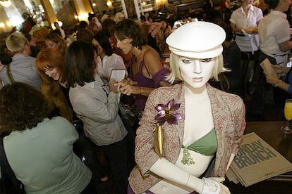 Interior de Pastis, restaurante que frecuentan las chicas de la serie, durante una presentación de la firma Donna Karan en la pasada Semana de la Moda de Nueva York.