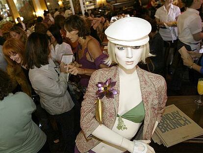 Interior de Pastis, restaurante que frecuentan las chicas de la serie, durante una presentación de la firma Donna Karan en la pasada Semana de la Moda de Nueva York.