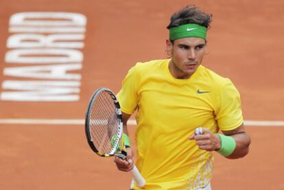 Rafael Nadal celebra un punto durante el partido de cuartos de final del Open de Madrid contra Llodra.