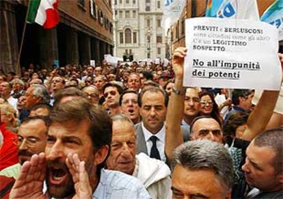 El cineasta Nanni Moretti grita en una manifestación ante el Senado. Detrás, con corbata, el juez Antonio di Pietro.