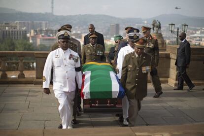 El ataúd con los restos mortales del expresidente sudafricano Nelson Mandela llega al edificio Union Buildings de Pretoria, sede del Gobierno nacional, en Sudáfrica.