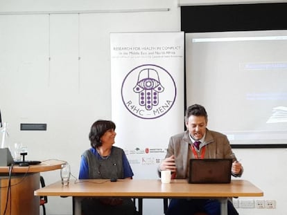 A la izquierda, la profesora Rita Giacaman en una conferencia celebrada en el King's College de Londres