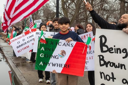 Miembros de la comunidad mexicoamericana durante una protesta en Detroit, el 4 de marzo de 2025.