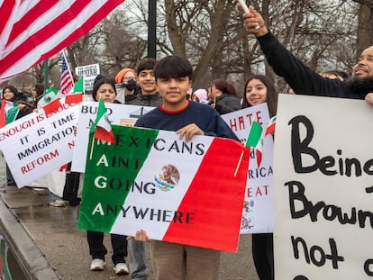 Miembros de la comunidad mexicoamericana durante una protesta en Detroit, el 4 de marzo de 2025.