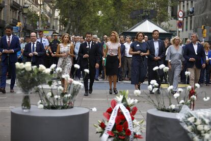 De izquierda a derecha, el vicepresidente de la Generalitat Jordi Puigneró, los ministros Miquel Iceta y Raquel Sánchez, el presidente de la Generalitat, Pere Aragonès, la presidenta del Congreso, Meritxell Batet, y la alcaldesa de Barcelona, Ada Colau, pasean por La Rambla de Barcelona durante los actos conmemorativos en el quinto aniversario de los atentados del 17 de agosto de 2017 en Barcelona y Cambrils (Tarragona).