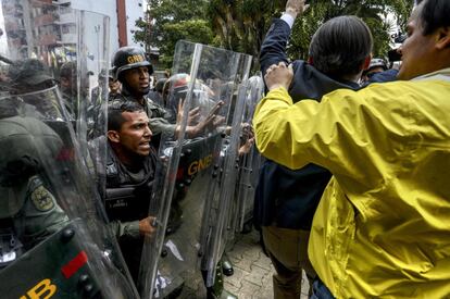 El diputado de la oposición Carlos Paparoni (d) discute con soldados de la Guardia Nacional frente al Tribunal Supremo de Justicia, en Caracas.