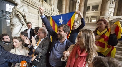 Los exconsejeros Toni Comín, Lluís Puig y Meritxell Serret, a la salida de la vista en Bruselas, este miércoles.