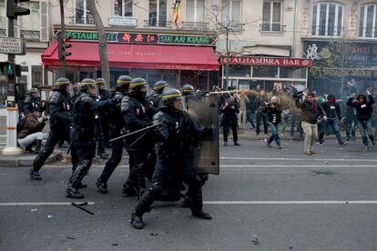 La policía francesa se enfrenta a los manifestantes en los alrededores de la plaza de la República en París.