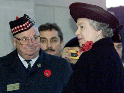 EL veterano de la Segunda Guerra Mundial, sargento Smokey Smith mira a la Reina ISabel II de Inglaterra durante la ceremonia del 80 aniversario del final de la Segunda Guerra Mundial, en Menin Gate (Bélgica), el 11 de noviembre de 2008.