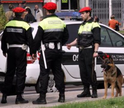 Policías municipales patrullan en una calle de Bilbao.