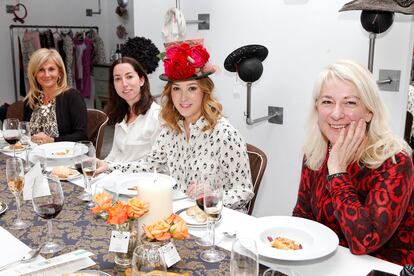 Ana María Chico, dueña de Mimoki, con las invitadas a la cena que se celebró en su local.