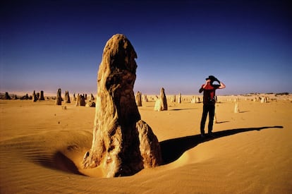 Volar a Australia (Sidney o Perth) desde España con una sola escala. Es lo que se puede hacer con las nuevas rutas de Emirates y ahorrar un par de horas o incluso más en el viaje que, aun así, dura 22 horas. En la fotografía, formaciones rocosas en el desierto de The Pinnacles.