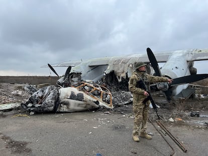 El aeropuerto se ha convertido en un amasijo de ruinas y aviones destripados. Las pistas más alejadas aún esconden minas. Como un artefacto redondo, sin explotar, que el comandante Kostantin descubre entre la hierba y señala con su moderno fusil americano, su arma personal.