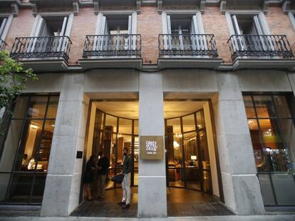 Entrada principal del Gran Hotel Inglés de Madrid.