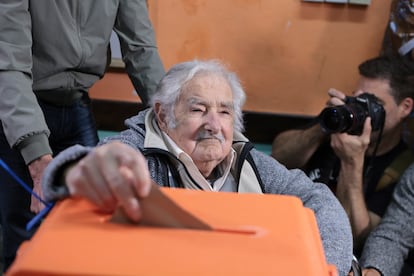 José Mujica vota este domingo en las elecciones presidenciales y parlamentarias.