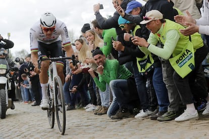 Van der Poel, durante su ataque sobre el pavés.