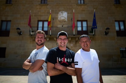 Andrés Vallés Gabari (c) y Germán Daniel Lanas(d), concejales del partido cannábico, acompañados de Aitor Murillo(i), número tres en la lista de Murillo el Fruto.