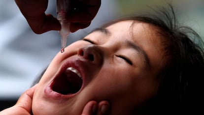 Una niña recibe la vacuna de la polio en una campaña de inmunización en Nepal.