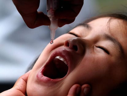 Una niña recibe la vacuna de la polio en una campaña de inmunización en Nepal.