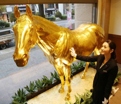 Un caballo de oro de tama?o natural, hecho de bronce y recubierto con oro, se muestra en la tienda del joyero japons Tanaka Kikinzoku Joyera en Nagoya, en la prefectura de Aichi, centro de Japn. El caballo de oro se hizo con motivo de la celebracin del A?o del Caballo, en 2014, saldr a la venta a partir del 2 de enero en la tienda con un precio de 150.000 dlares.