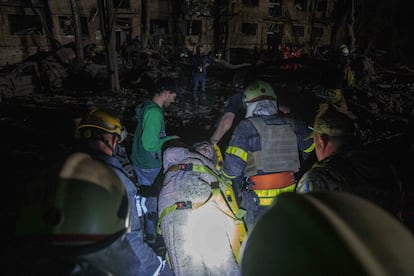 Sanitarios trasladan a una mujer herida tras un ataque aéreo ruso sobre un barrio residencial de Kiev, este jueves. 