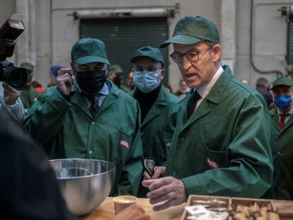 El presidente de la Xunta, Alberto Núñez Feijóo (derecha), toma un café durante la inauguración de la segunda línea de refinación de Aceites Abril, en Ourense, este lunes.