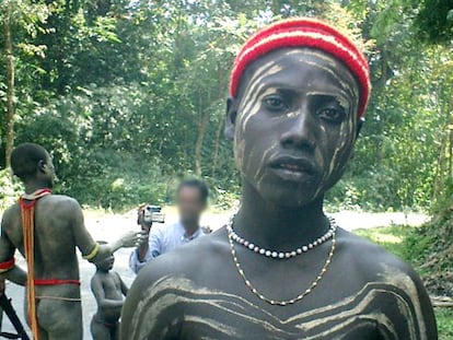 Un turista graba a miembros de la tribu jarawa.
