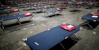 Camas colocadas por la UME en el pabellón 14 de Ifema para personas sin hogar.