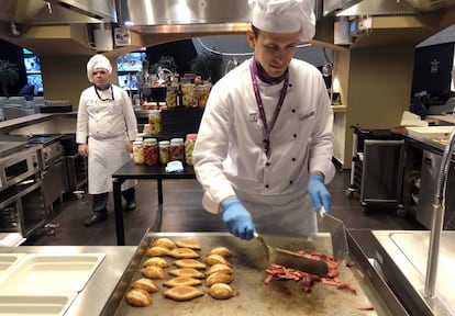 Zona de cocina en la 'business lounge' de Turkish Airlines en el aeropuerto de Estambul.