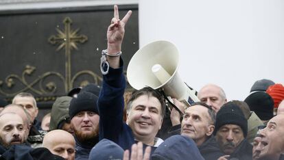 El expresidnte Mijaíl Saakashvili celebra su liberación gracias a sus partidarios en Kiev.