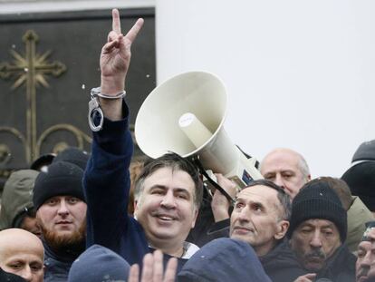 El expresidnte Mijaíl Saakashvili celebra su liberación gracias a sus partidarios en Kiev.