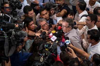 Marcelo Ebrard habla con medios de información, el pasado 28 de junio, en Monterrey.