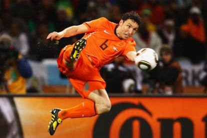 Van Bommel controla el balón durante el partido ante Uruguay.