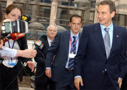 Zapatero es interpelado por la prensa a su llegada a Bruselas.