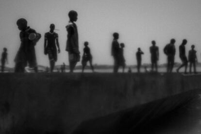 Esta imagen, tomada por Mario Cruz el 20 de mayo de 2015 pertenece a una serie que muestra a niños mendigos talibés en Saint Louis, al norte de Senegal. La serie ha sido galardonada con el primer premio Stories (Historias), en la categoría Asuntos Contemporáneos. 