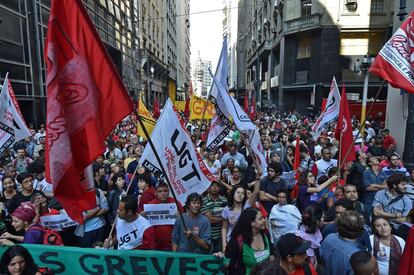 Trabalhadores do metrô em greve junto a membros do Movimento dos Trabalhadores Sem Teto (MTST) e organizações sindicais, no centro de São Paulo.