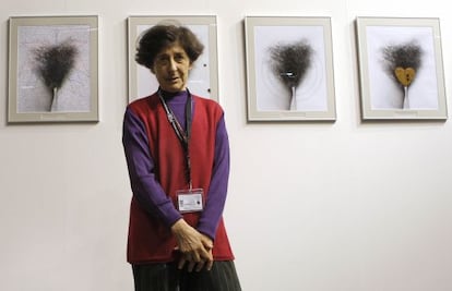 Esther Ferrer ante algunas de sus obras en la feria ARCO de Madrid. 