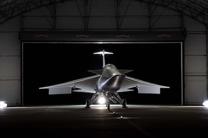 Frontal del avión supersónico X-59 de la NASA