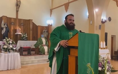 El sacerdote en la parroquia de Santa María Micaela de Melilla.