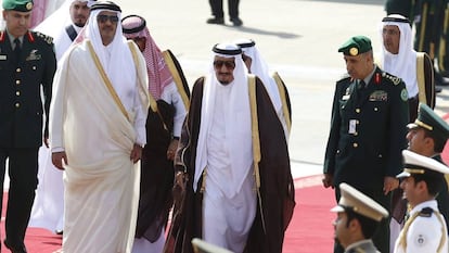 El emir de Qatar, Tamim bin Hamad al-Thani, y el rey saudí, Salman bin Abdulaziz, en una imagen de archivo.
