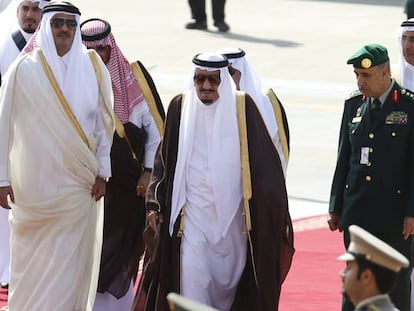 El rey de Arabia Saud&iacute;, King Salman bin Abdulaziz (centro), junto al emir de Catar, Tamim bin Hamad al-Thani (izquierda), en Riad en 2015.