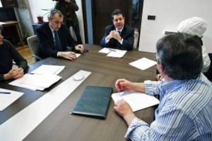 El alcalde de Toledo, Emiliano García-Page (c), hoy, en la reunión con los representantes sindicales del Parador Nacional de Toledo.