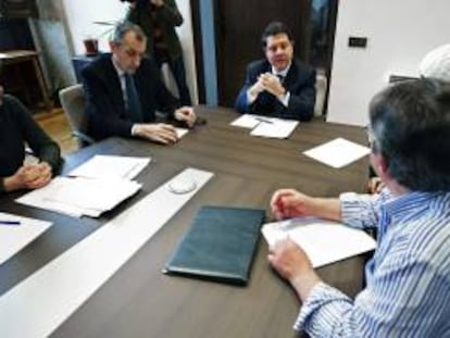 El alcalde de Toledo, Emiliano García-Page (c), hoy, en la reunión con los representantes sindicales del Parador Nacional de Toledo.