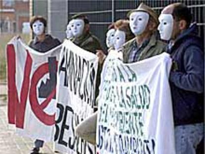 Miembros de los grupos que organizaron la protesta, ayer, ante los juzgados de Nules.