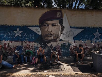 Ciudadanos venezolanos esperan en una línea para comprar gas.