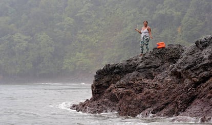 Una pescadora de Bahía Solano prueba suerte desde tierra.