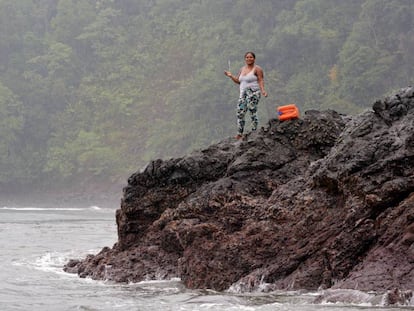 Una pescadora de Bahía Solano prueba suerte desde tierra.