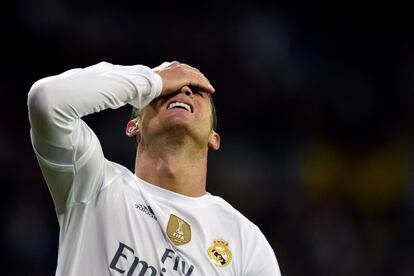 Cristiano Ronaldo es lamenta durant el partit.