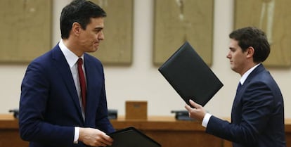 Pedro Sánchez y Albert Rivera tras firmar su pacto, que incluía suprimir las Diputaciones.