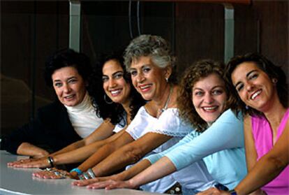 De izquierda a derecha, Beatriz Carvajal, Toni Acosta, Pilar Bardem, Nuria González y Lum Barrera en Bilbao.